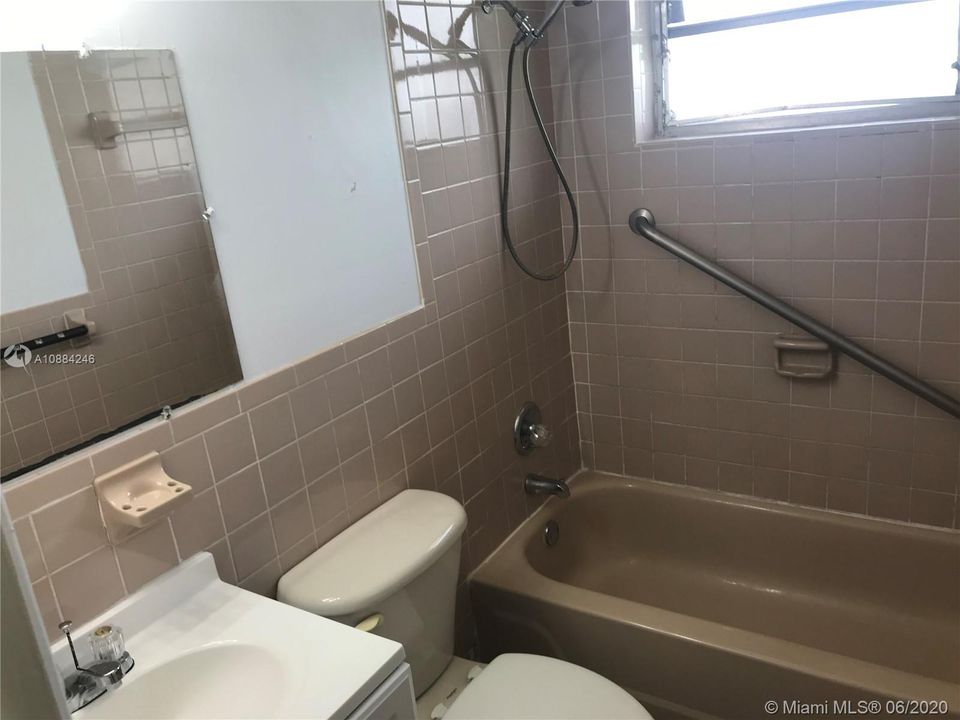 Recently Rented: $1,800 (4 beds, 1 baths, 3708 Square Feet)