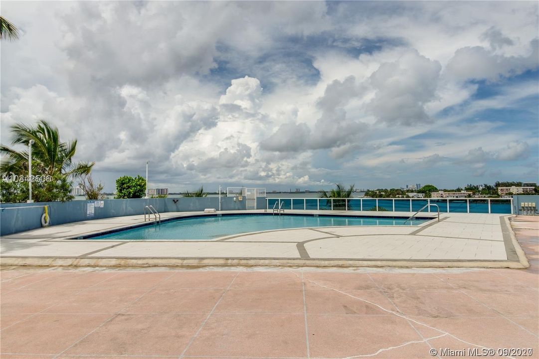 Recently Rented: $2,400 (2 beds, 2 baths, 1413 Square Feet)