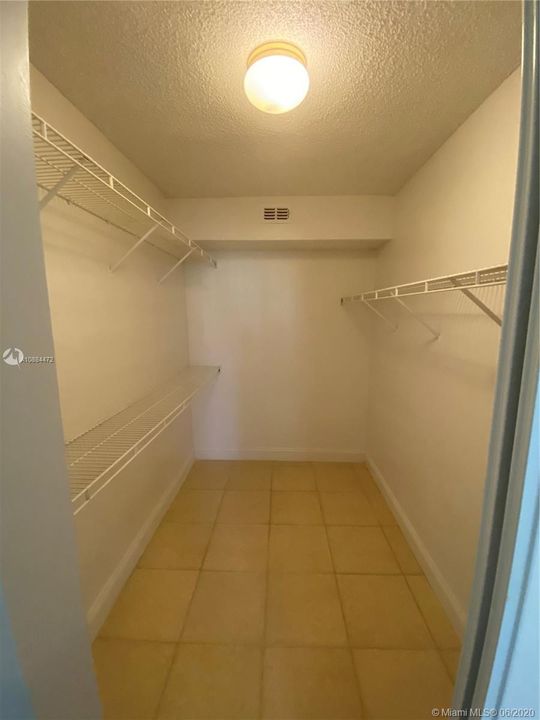 MASTERBEDROOM SPACIOUS WALKING CLOSET