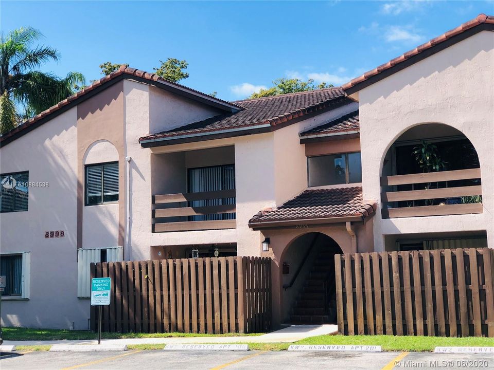 Недавно продано: $199,900 (3 спален, 2 ванн, 1055 Квадратных фут)