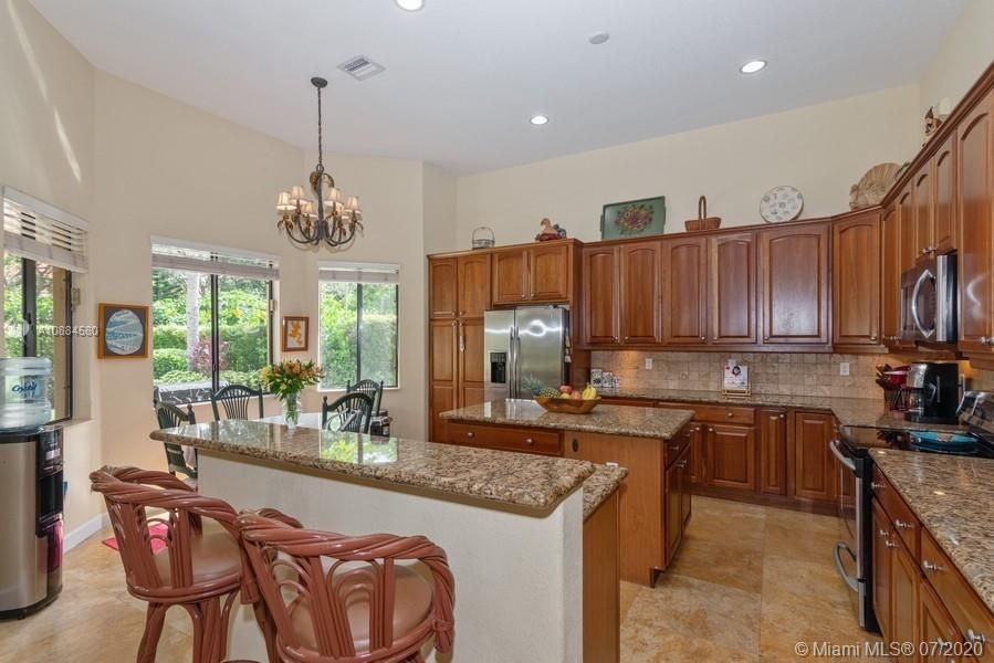 Eat-in kitchen w/breakfast bar.