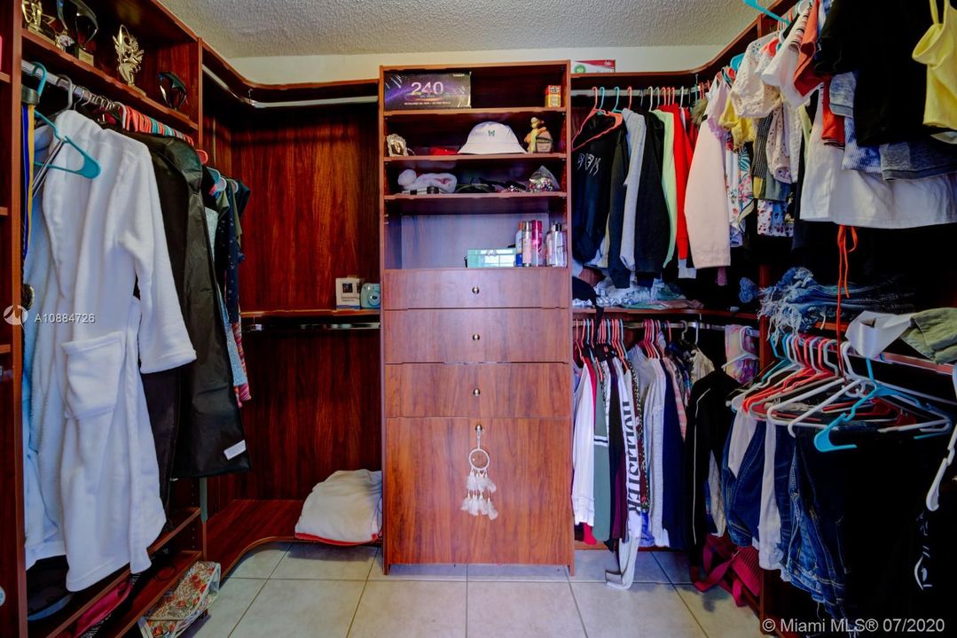 Недавно продано: $495,000 (4 спален, 2 ванн, 2885 Квадратных фут)