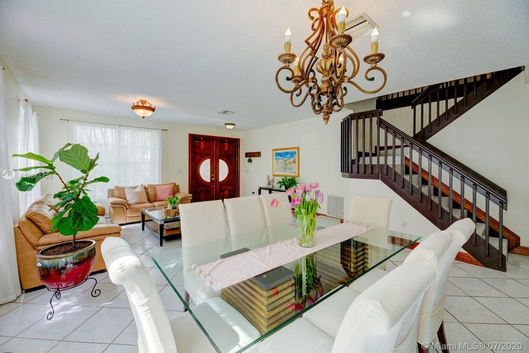Недавно продано: $495,000 (4 спален, 2 ванн, 2885 Квадратных фут)