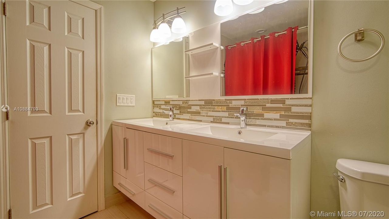 Main Bathroon - 2