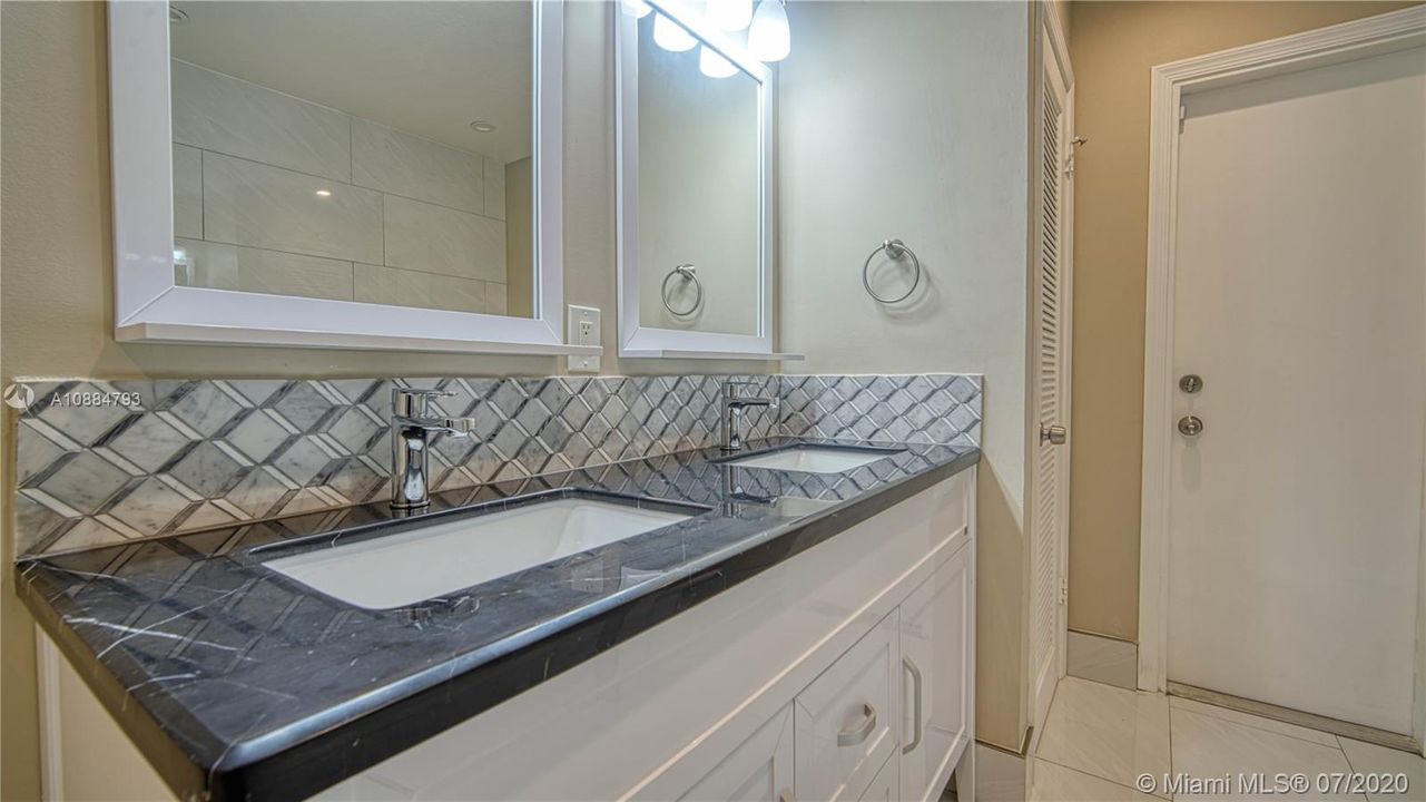 Master Bathroom - 3