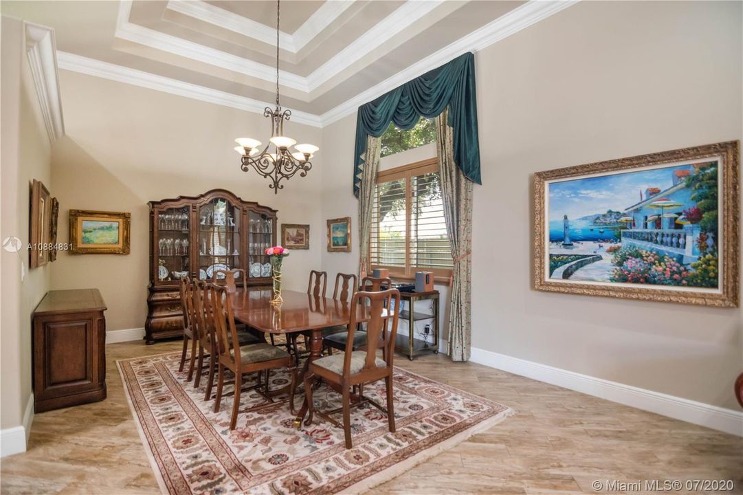 Vendido Recientemente: $1,599,000 (5 camas, 4 baños, 4393 Pies cuadrados)