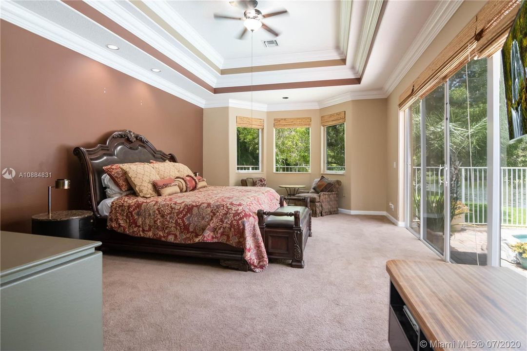Vendido Recientemente: $1,599,000 (5 camas, 4 baños, 4393 Pies cuadrados)