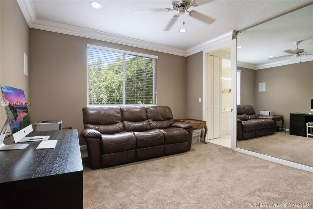 Vendido Recientemente: $1,599,000 (5 camas, 4 baños, 4393 Pies cuadrados)