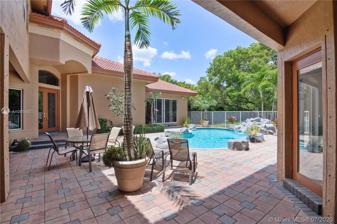 Vendido Recientemente: $1,599,000 (5 camas, 4 baños, 4393 Pies cuadrados)