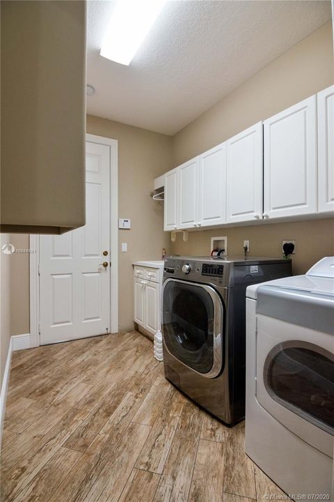 Vendido Recientemente: $1,599,000 (5 camas, 4 baños, 4393 Pies cuadrados)
