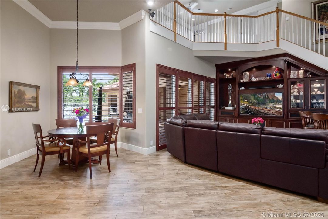 Vendido Recientemente: $1,599,000 (5 camas, 4 baños, 4393 Pies cuadrados)
