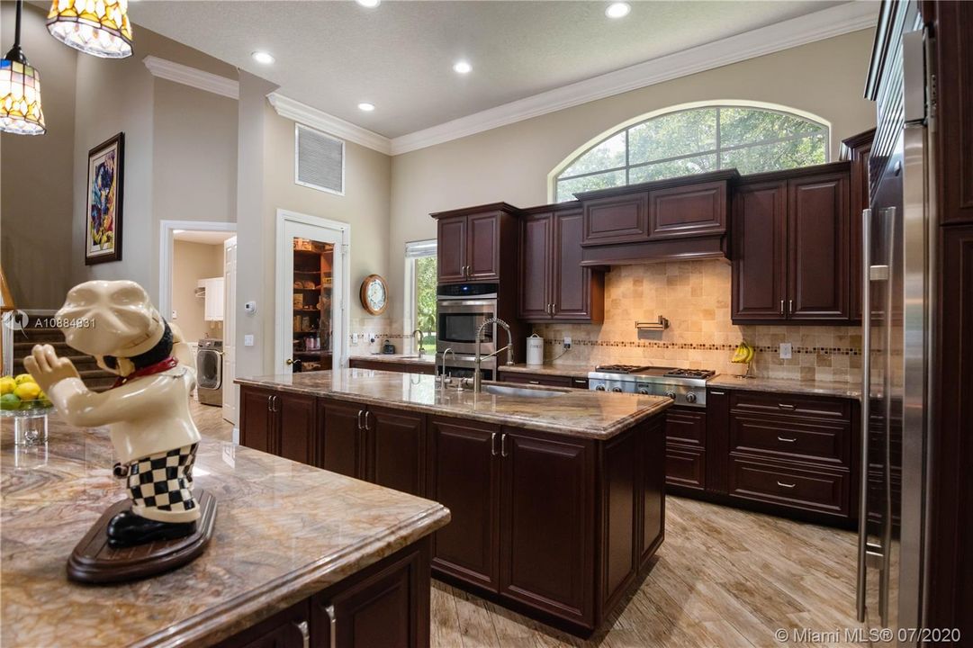 Vendido Recientemente: $1,599,000 (5 camas, 4 baños, 4393 Pies cuadrados)