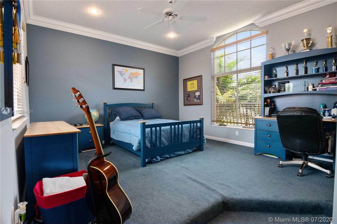 Vendido Recientemente: $1,599,000 (5 camas, 4 baños, 4393 Pies cuadrados)