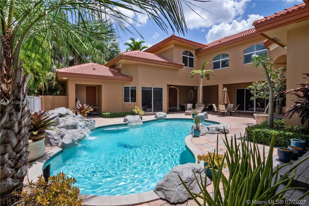 Vendido Recientemente: $1,599,000 (5 camas, 4 baños, 4393 Pies cuadrados)