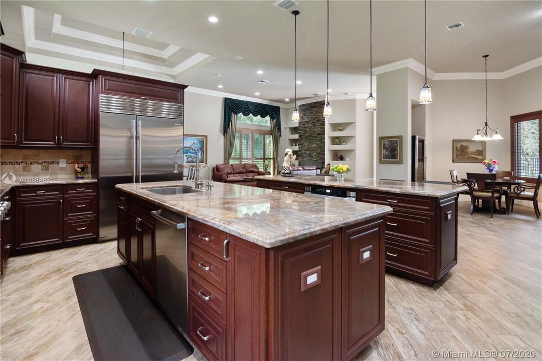 Vendido Recientemente: $1,599,000 (5 camas, 4 baños, 4393 Pies cuadrados)