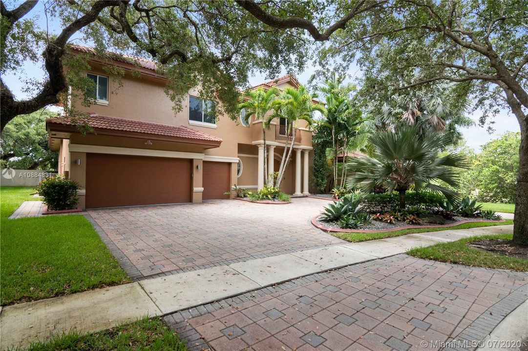 Vendido Recientemente: $1,599,000 (5 camas, 4 baños, 4393 Pies cuadrados)
