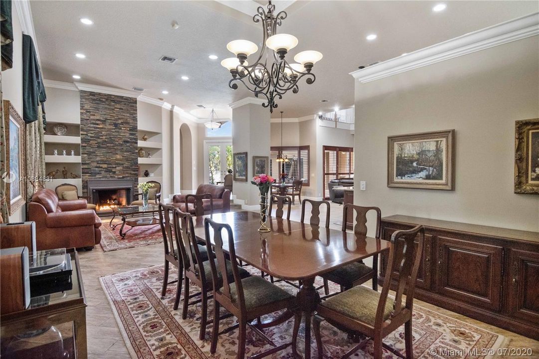 Vendido Recientemente: $1,599,000 (5 camas, 4 baños, 4393 Pies cuadrados)