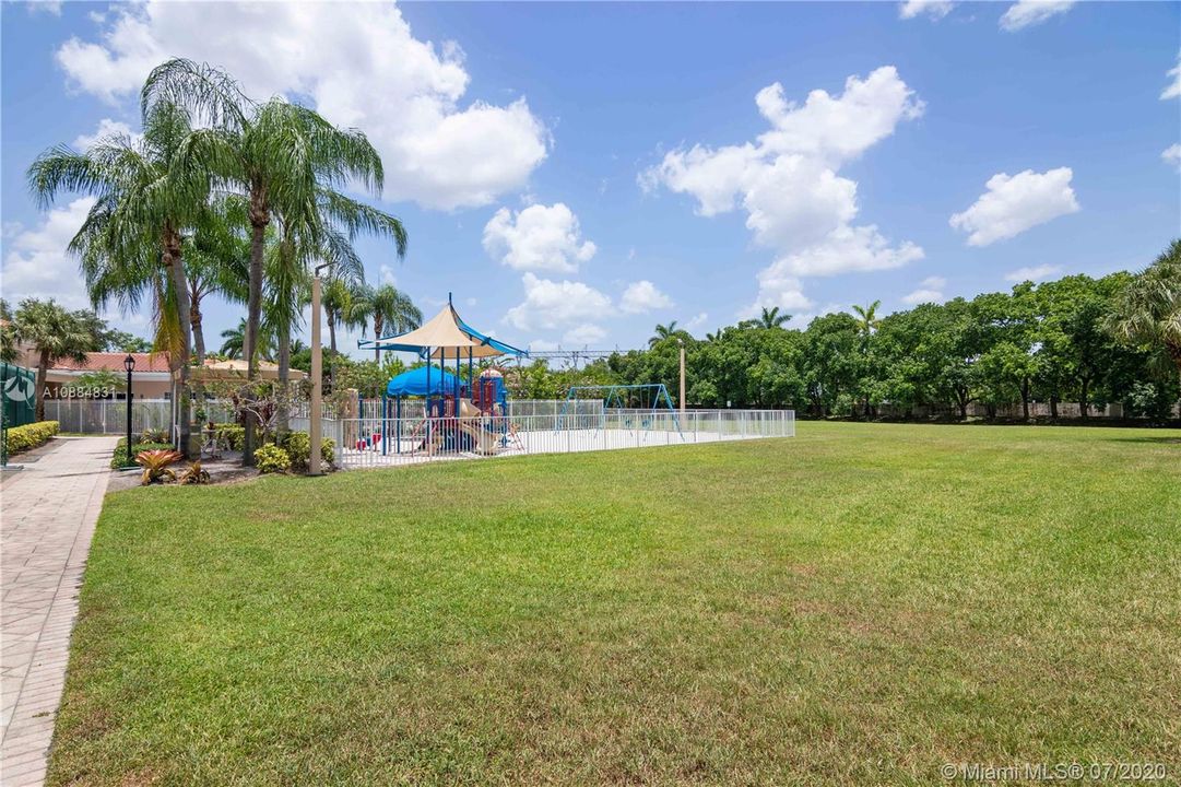 Vendido Recientemente: $1,599,000 (5 camas, 4 baños, 4393 Pies cuadrados)