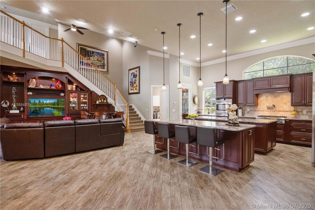 Vendido Recientemente: $1,599,000 (5 camas, 4 baños, 4393 Pies cuadrados)