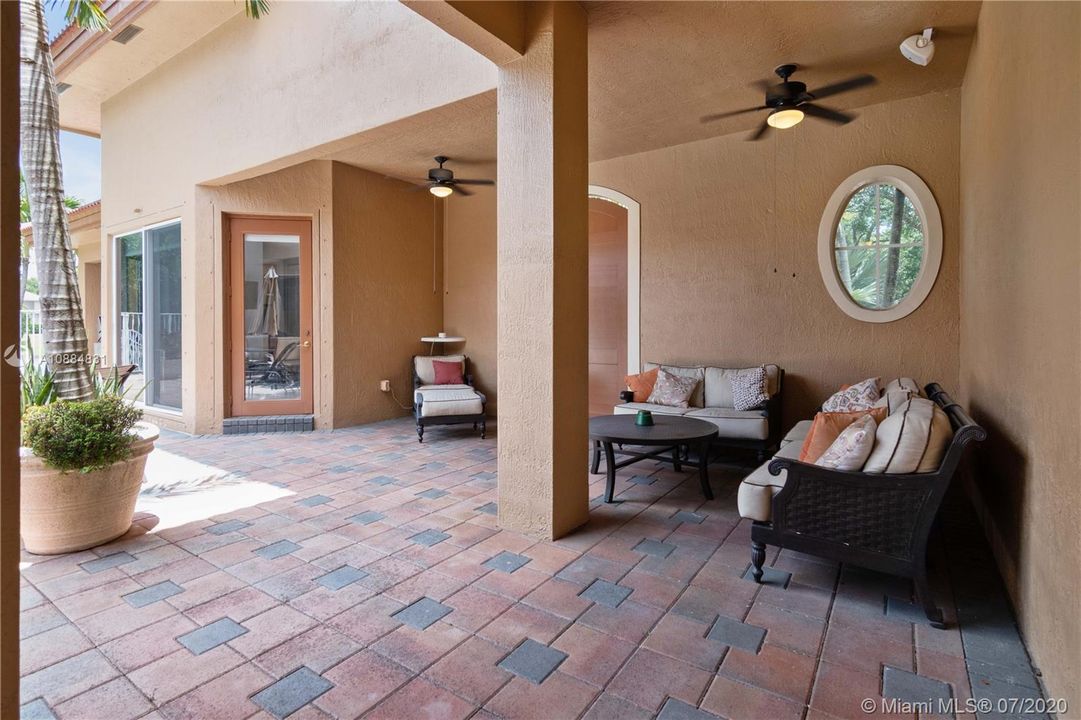 Vendido Recientemente: $1,599,000 (5 camas, 4 baños, 4393 Pies cuadrados)