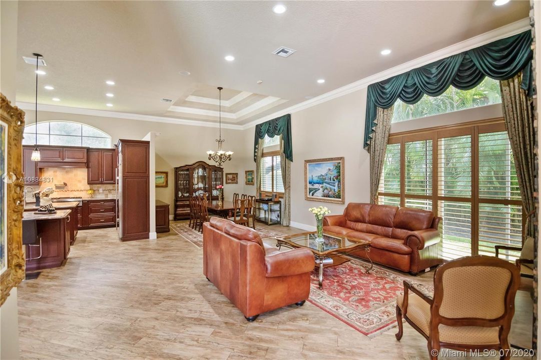 Vendido Recientemente: $1,599,000 (5 camas, 4 baños, 4393 Pies cuadrados)