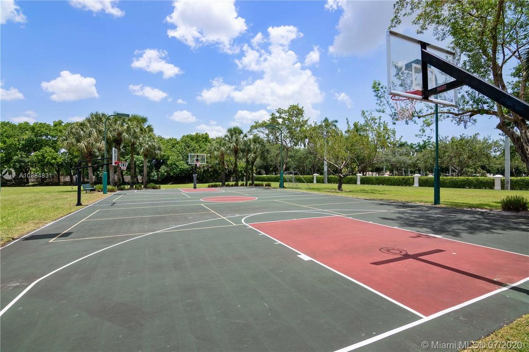 Vendido Recientemente: $1,599,000 (5 camas, 4 baños, 4393 Pies cuadrados)