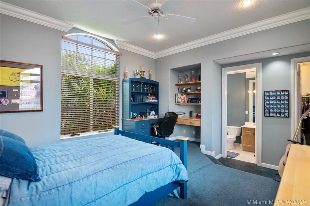 Vendido Recientemente: $1,599,000 (5 camas, 4 baños, 4393 Pies cuadrados)