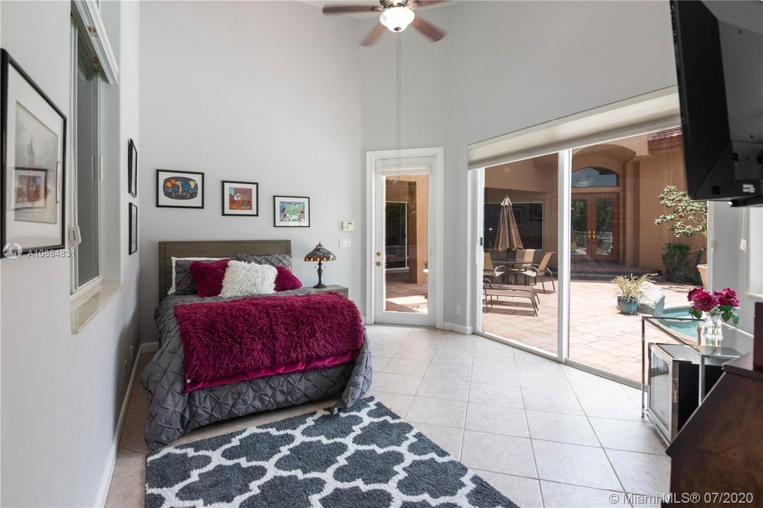 Vendido Recientemente: $1,599,000 (5 camas, 4 baños, 4393 Pies cuadrados)
