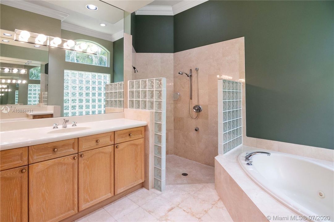 Vendido Recientemente: $1,599,000 (5 camas, 4 baños, 4393 Pies cuadrados)