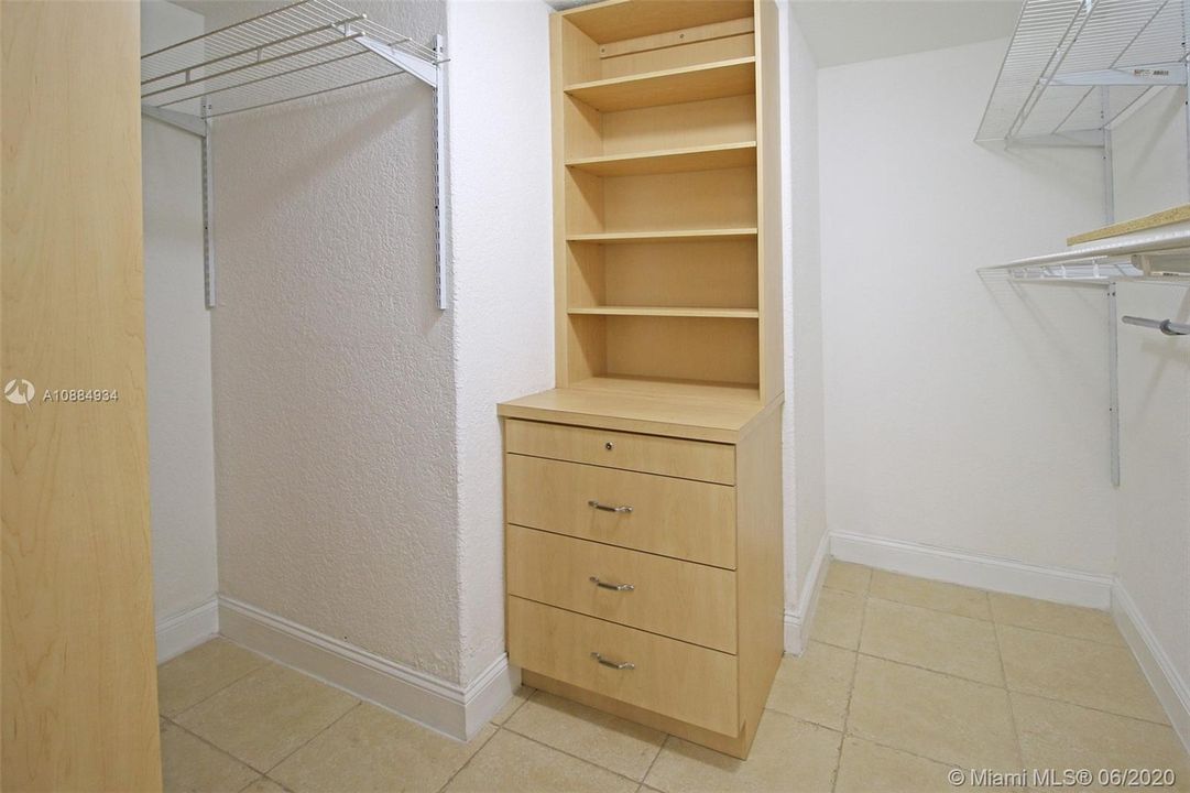 master bedroom walking closet