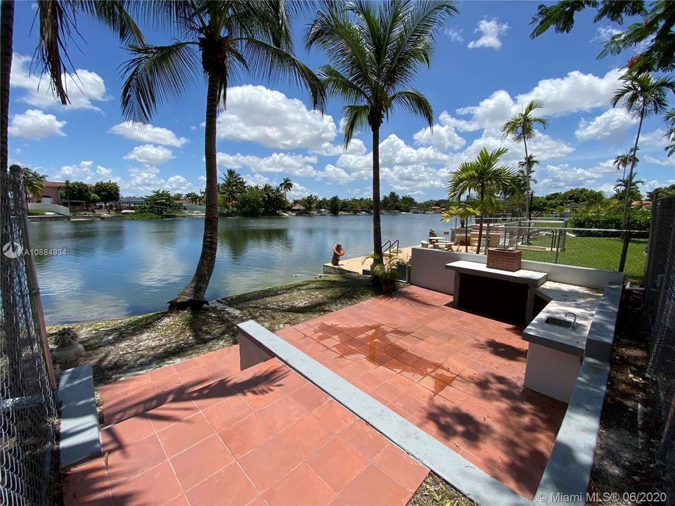 outdoor kitchen/BBQ