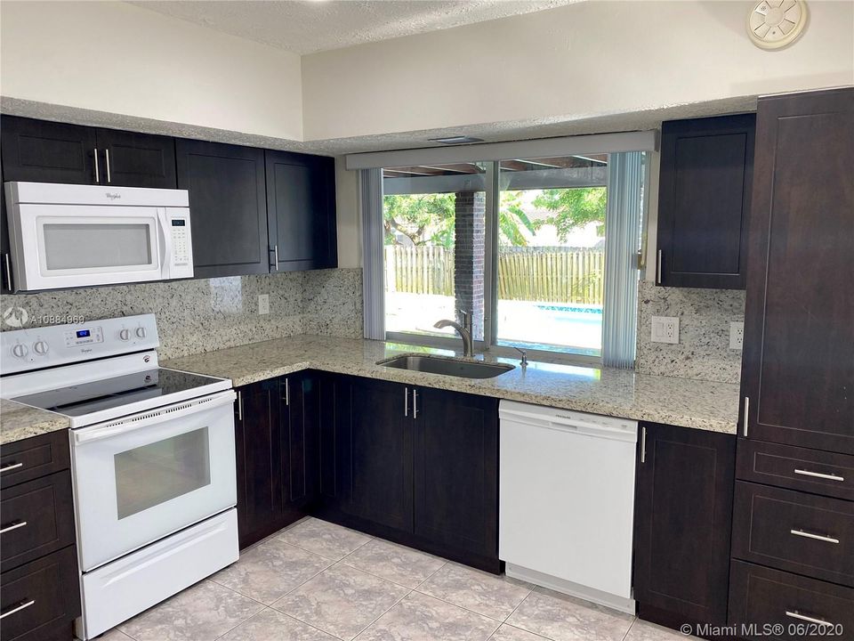 Недавно арендовано: $2,900 (4 спален, 2 ванн, 1605 Квадратных фут)