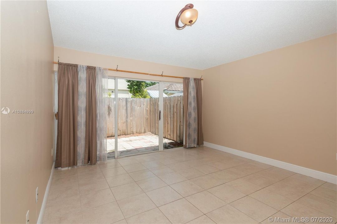 Recently Sold: $317,000 (3 beds, 2 baths, 1276 Square Feet)