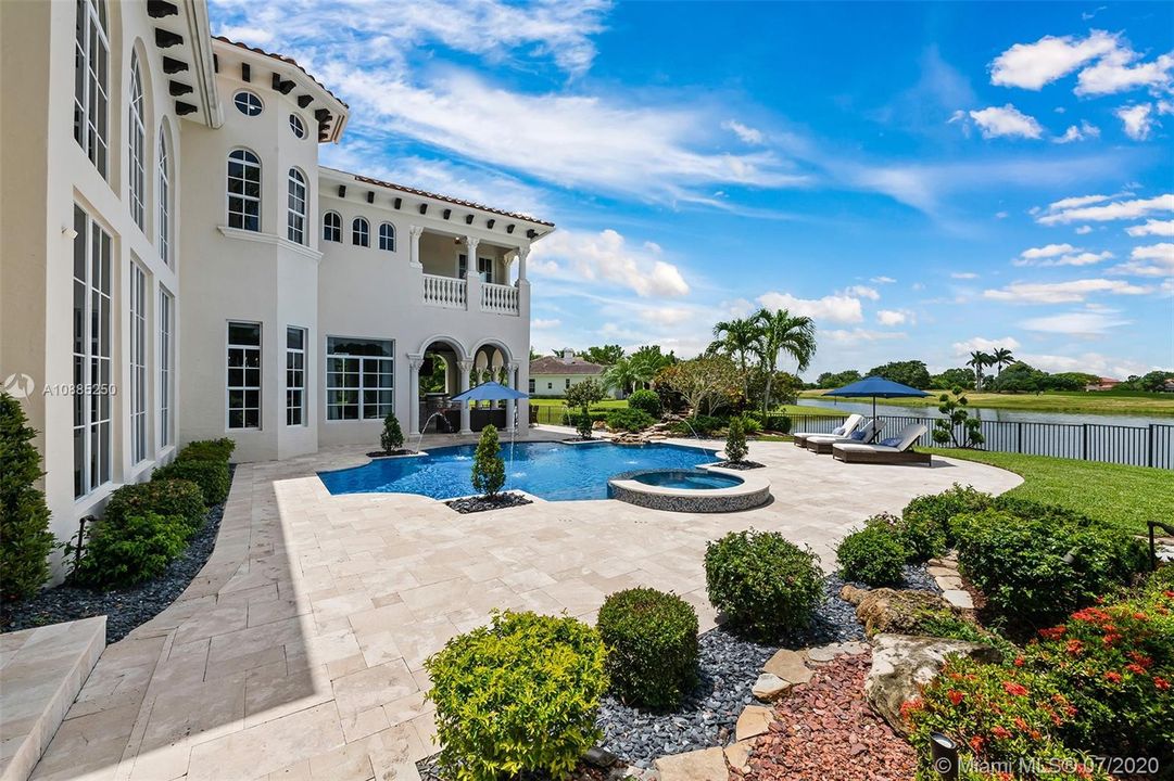 Recently Sold: $2,300,000 (6 beds, 5 baths, 6024 Square Feet)