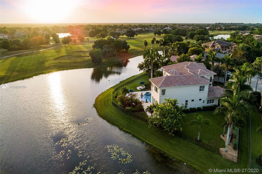 Recently Sold: $2,300,000 (6 beds, 5 baths, 6024 Square Feet)