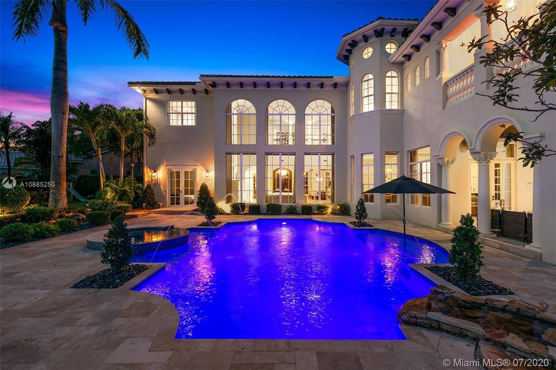 Recently Sold: $2,300,000 (6 beds, 5 baths, 6024 Square Feet)