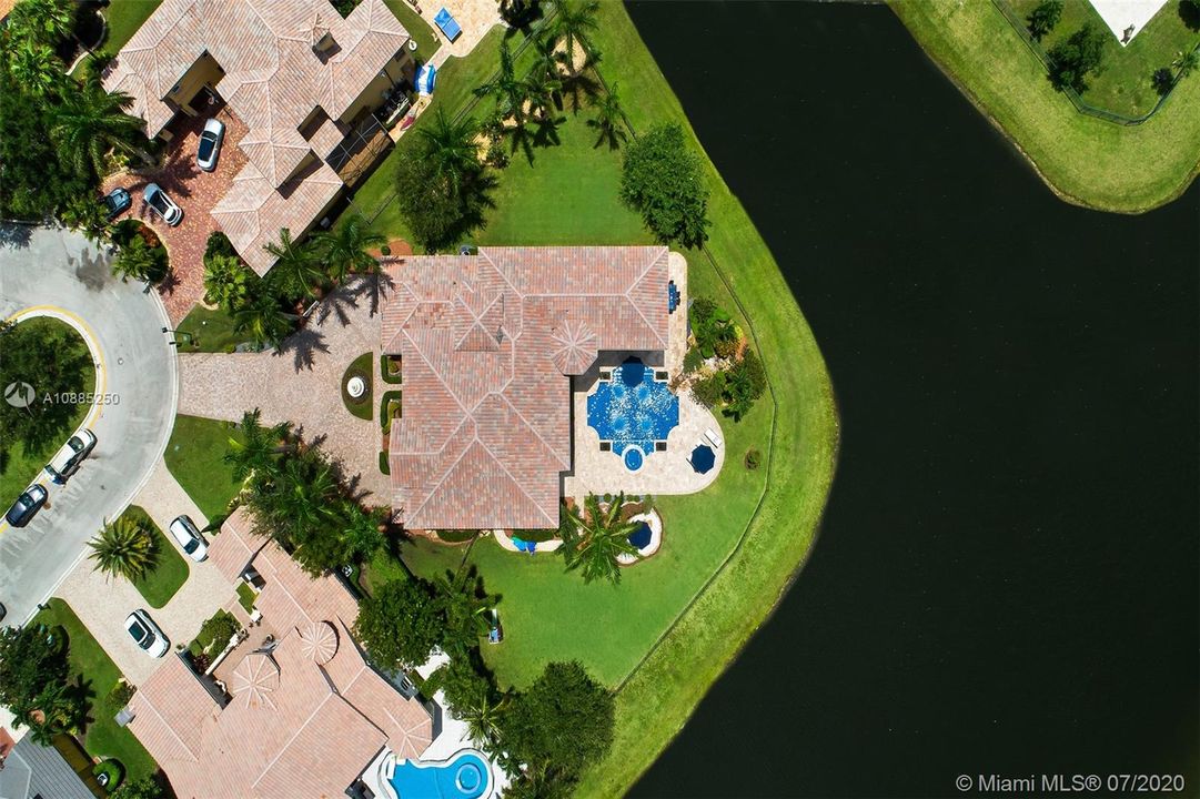 Recently Sold: $2,300,000 (6 beds, 5 baths, 6024 Square Feet)