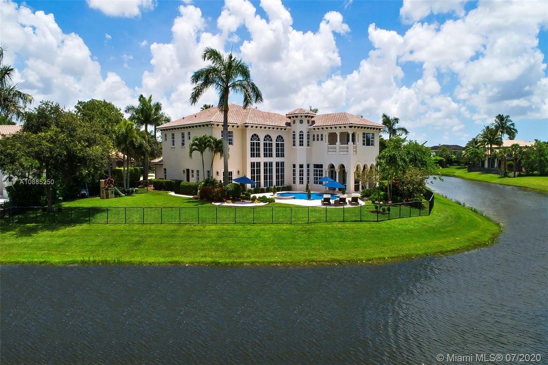 Recently Sold: $2,300,000 (6 beds, 5 baths, 6024 Square Feet)