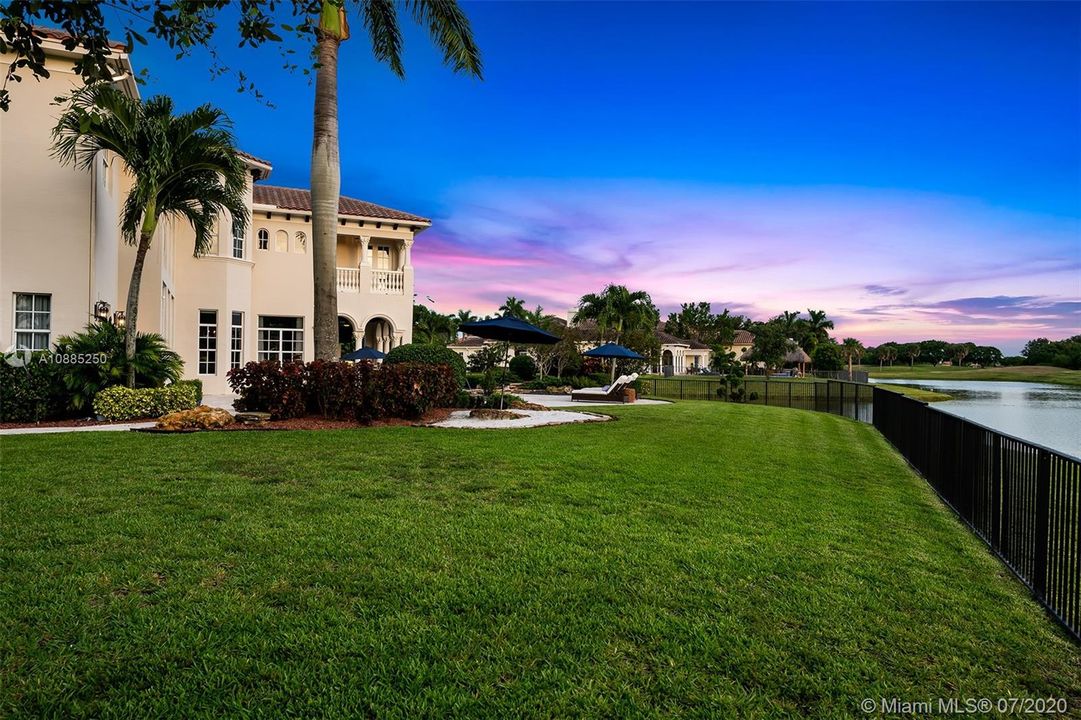 Recently Sold: $2,300,000 (6 beds, 5 baths, 6024 Square Feet)