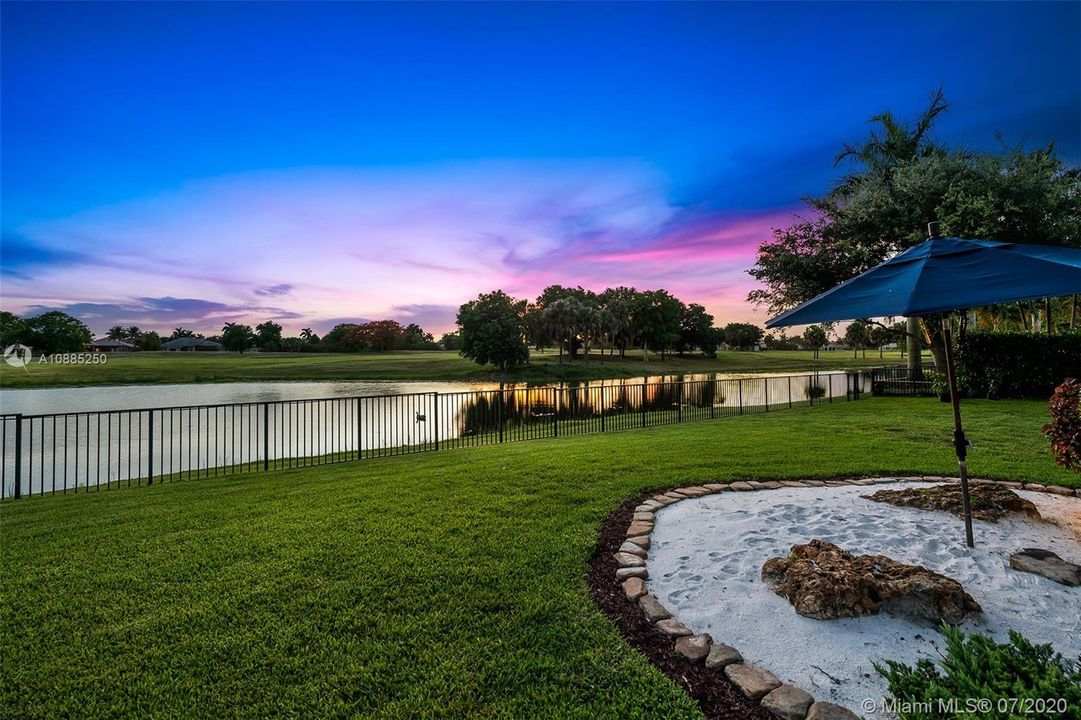 Recently Sold: $2,300,000 (6 beds, 5 baths, 6024 Square Feet)