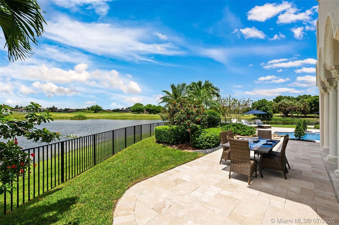 Recently Sold: $2,300,000 (6 beds, 5 baths, 6024 Square Feet)