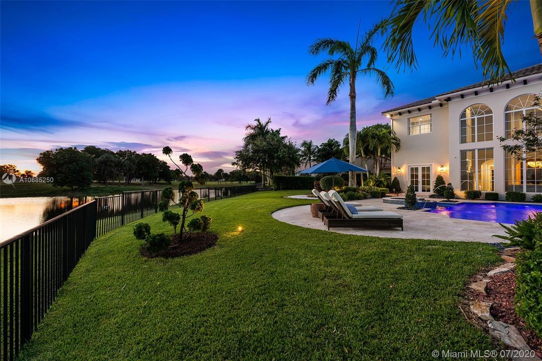 Recently Sold: $2,300,000 (6 beds, 5 baths, 6024 Square Feet)