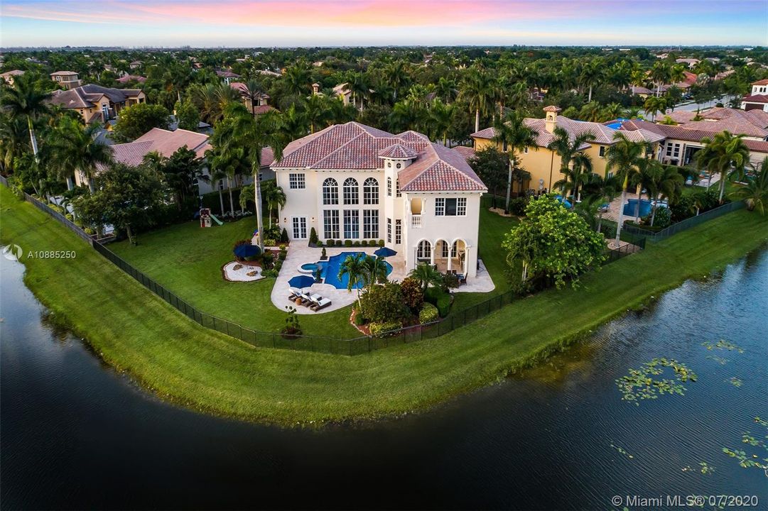 Recently Sold: $2,300,000 (6 beds, 5 baths, 6024 Square Feet)