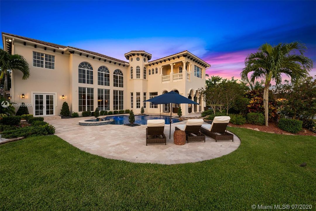 Recently Sold: $2,300,000 (6 beds, 5 baths, 6024 Square Feet)