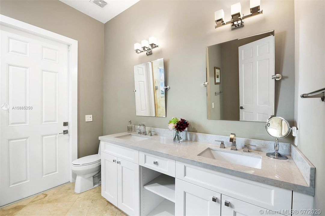 Recently Sold: $2,300,000 (6 beds, 5 baths, 6024 Square Feet)