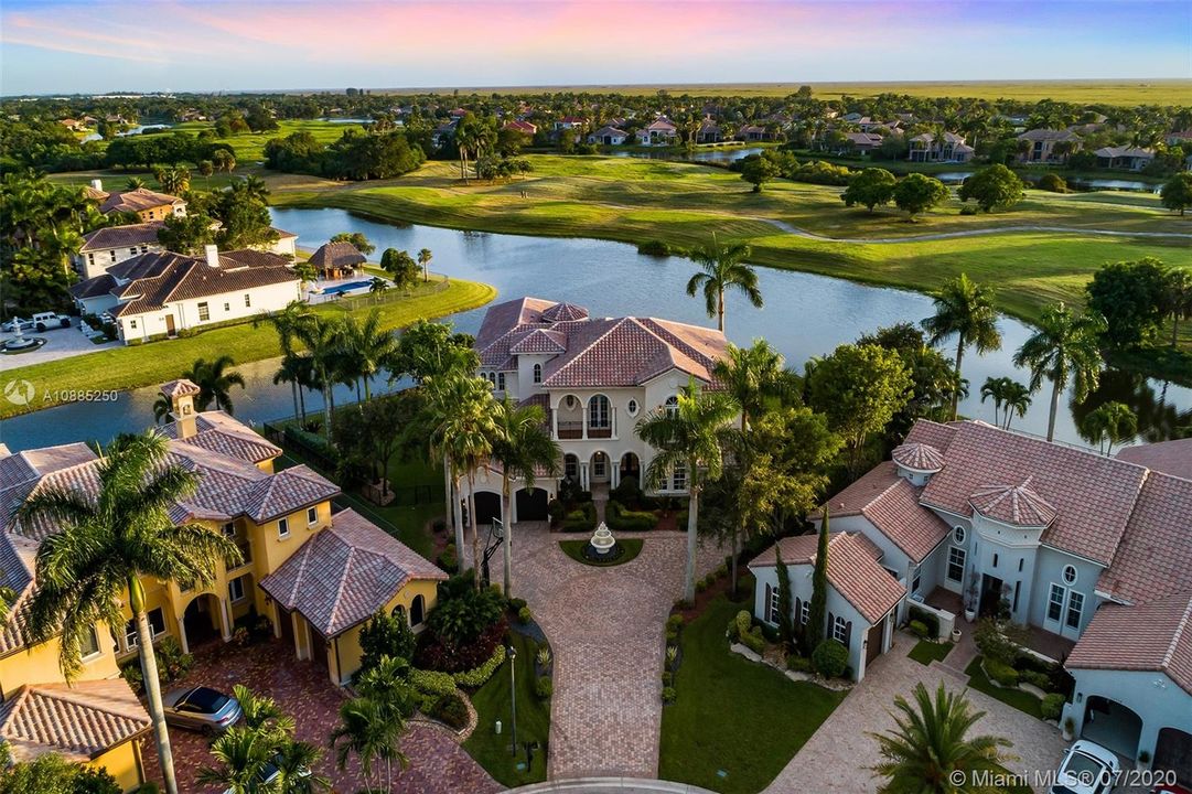 Recently Sold: $2,300,000 (6 beds, 5 baths, 6024 Square Feet)