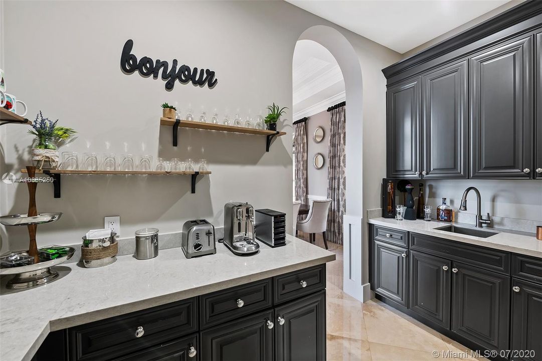 Recently Sold: $2,300,000 (6 beds, 5 baths, 6024 Square Feet)