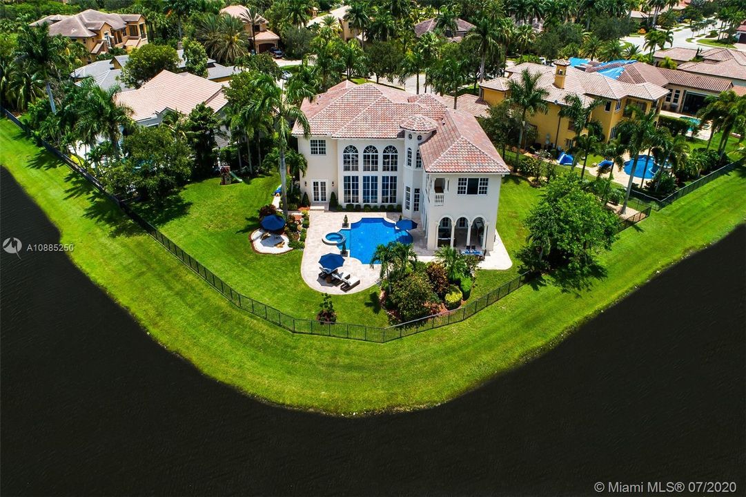 Recently Sold: $2,300,000 (6 beds, 5 baths, 6024 Square Feet)