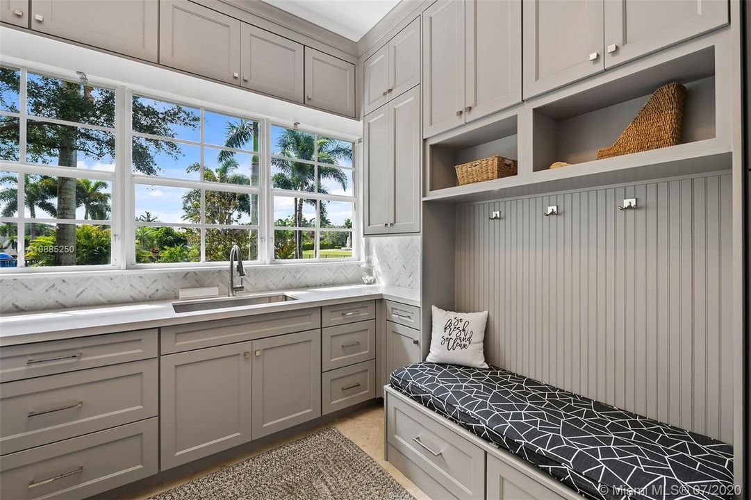 Recently Sold: $2,300,000 (6 beds, 5 baths, 6024 Square Feet)