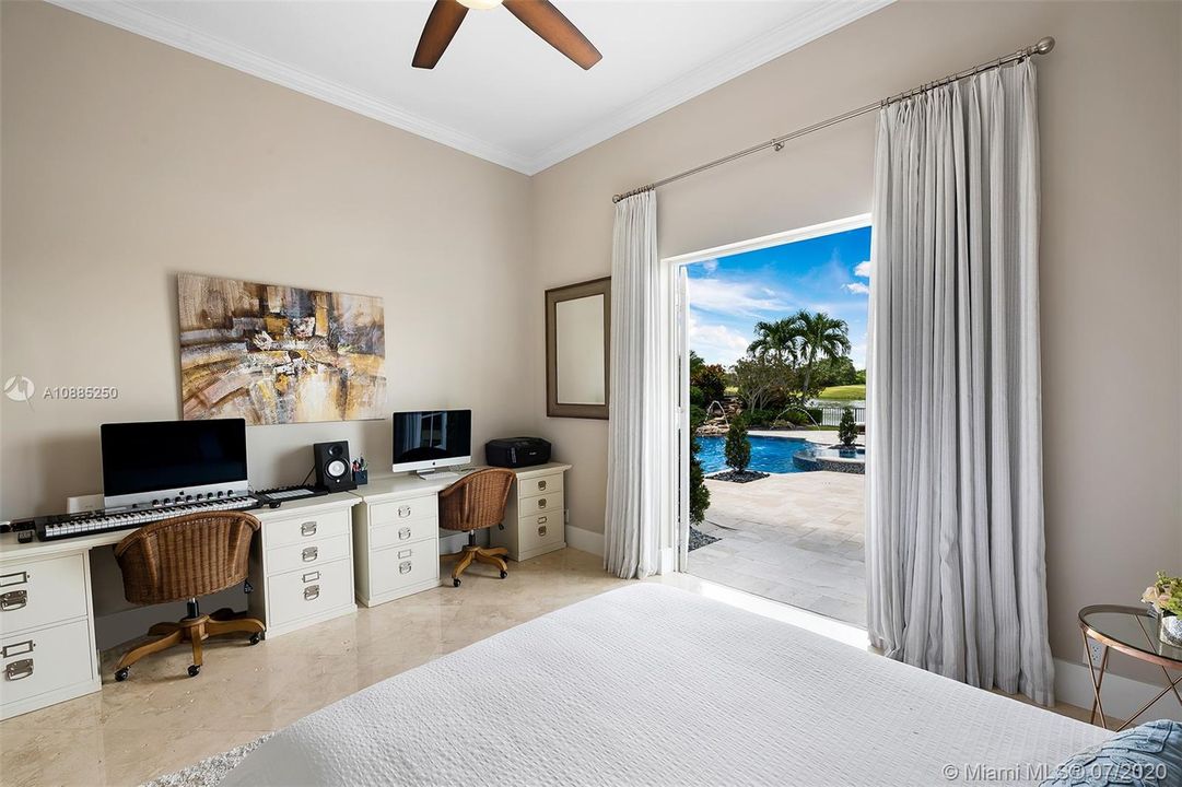 Recently Sold: $2,300,000 (6 beds, 5 baths, 6024 Square Feet)